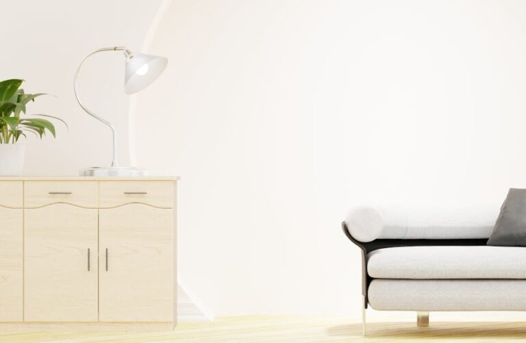 Raufasertapete renovieren ohne Neu-Tapezieren: Streichen, Ausbessern, saubere Kanten