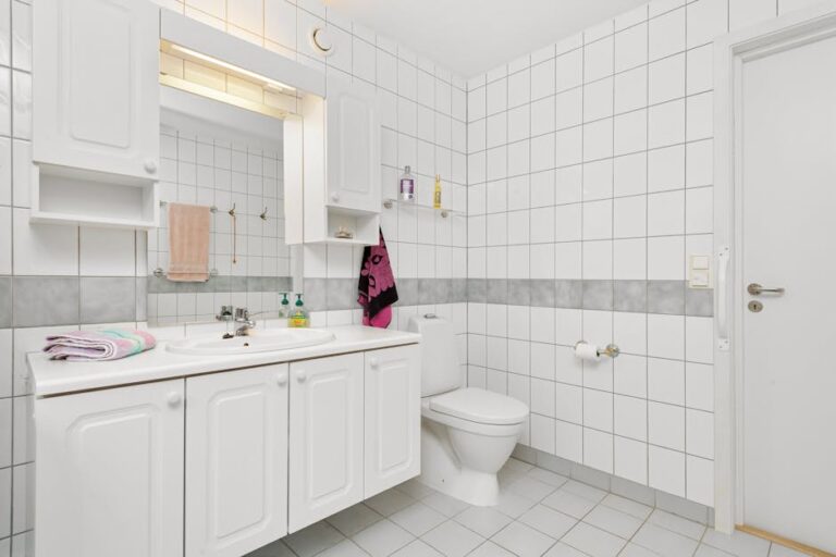 Spiegelschrank im Bad nachrüsten: Mehr Stauraum und besseres Licht ohne Komplettumbau