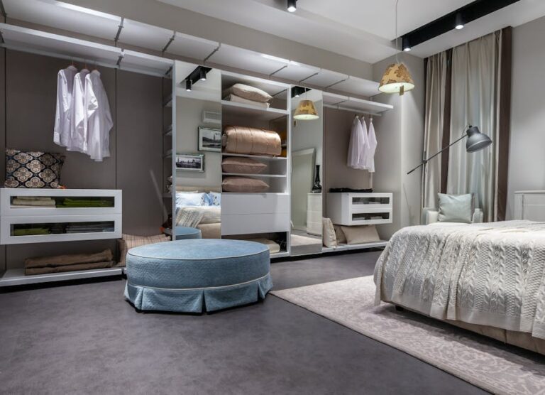 Bettkasten statt Chaos: Unterbett-Stauraum planen, ohne Schimmel und ohne Quietschen