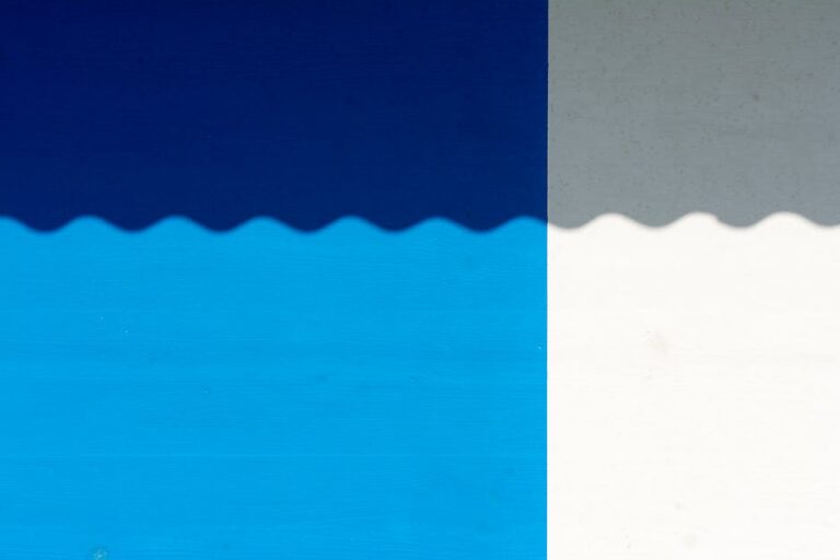 Schatten auf Balkon und Terrasse: Markise, Sonnensegel oder Schirm richtig wählen und sicher montieren