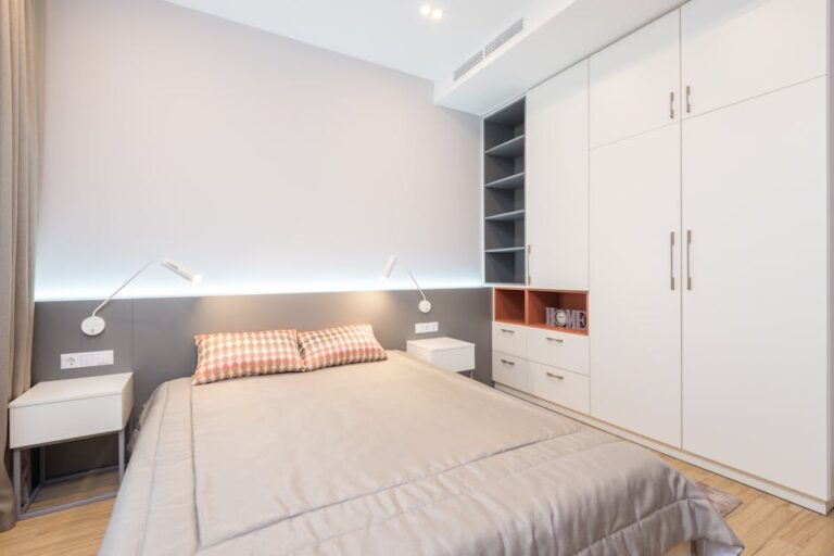 Stauraum im Kleiderschrank schaffen: System, das in deutsche Standardnischen passt und sofort Ordnung bringt