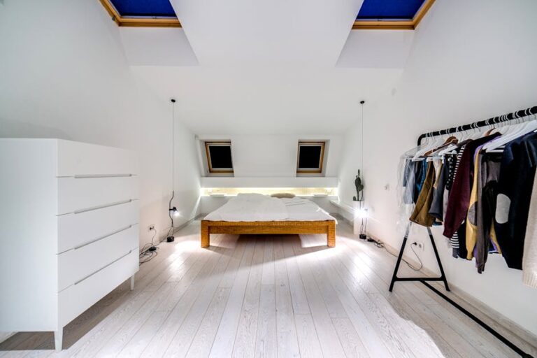 Wärmeschutz fürs Dachgeschoss ohne Klimaanlage: Innenrollos, Lüftungszeiten und mobile Lösungen richtig kombinieren