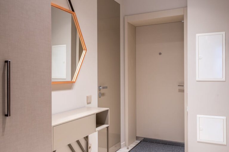 Schuhschrank im Flur richtig planen: Tiefe, Belüftung und Sitzplatz für 2 bis 8 m2