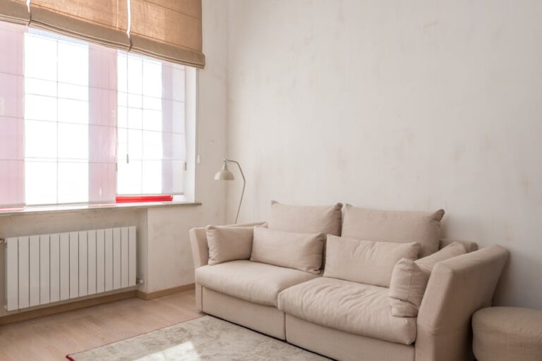 Fensterplatz im Wohnzimmer aufwerten: Sitzbank mit Stauraum, richtige Maße und Textilien ohne Kälteprobleme