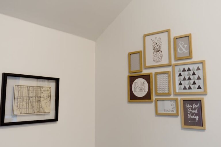 Bilderwand im Wohnzimmer planen und aufhängen: Raster, Höhen, Dübel und saubere Ausrichtung